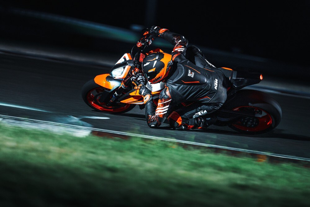 KTM 1290 Super Duke R EVO: più cervello, stessi muscoli per la BESTIA